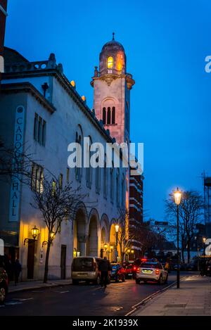 Farbenfroh beleuchtete Cadogan Hall, eine Konzerthalle in Sloane Terrace, London, England, Großbritannien Stockfoto