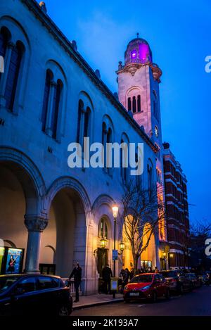 Farbenfroh beleuchtete Cadogan Hall, eine Konzerthalle in Sloane Terrace, London, England, Großbritannien Stockfoto