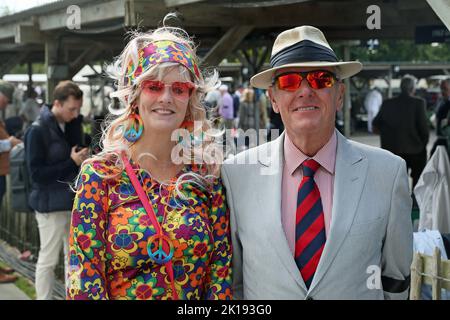 Goodwood, West Sussex, Großbritannien. 16.. September 2022. Eine Dame und ein Gentleman in passendem Kostüm beim Goodwood Revival in Goodwood, West Sussex, Großbritannien. © Malcolm Greig/Alamy Live News Stockfoto