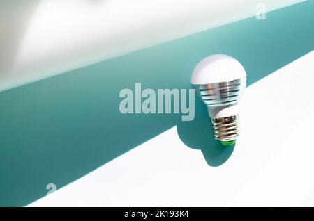 LED-Lampen auf blauem Hintergrund. Energiesparkonzept. Flach liegend. Muster. Stockfoto