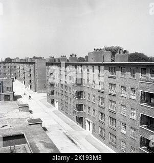 1950er Jahre, historische, neue Wohnsiedlung nach dem Krieg, Hendon, North London, England, Großbritannien, Blick von oben auf das Äußere der fünfstöckigen gemauerten Wohnhäuser und Innenhöfe. Stockfoto