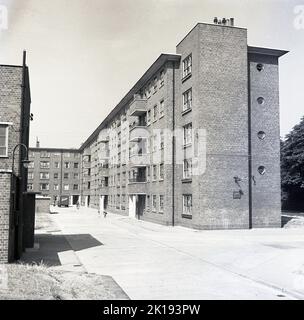 1950er Jahre, historische, neue Wohnsiedlung nach dem Krieg, Hendon, North London, England, Großbritannien, zeigt das Äußere eines fünfstöckigen gemauerten Wohnhauses und einen Innenhof. Stockfoto