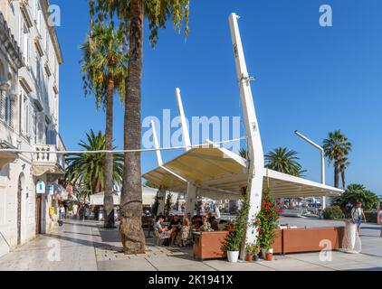 Café am Wasser in der Altstadt von Split, Kroatien Stockfoto