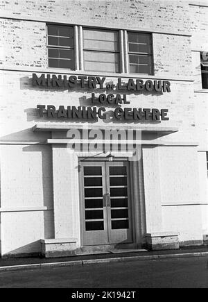 1930er Jahre, historische Frontansicht eines lokalen Ausbildungszentrums für das Arbeitsministerium in South Wales, Vereinigtes Königreich, in dem ehemalige Bergwerksarbeiter in Gebieten mit hoher Arbeitslosigkeit ausgebildet wurden. Das Arbeitsministerium wurde 1916 von der britischen Regierung gegründet, um die Verantwortung für den Austausch von Arbeitskräften, Arbeitsbeziehungen und später für die Beschäftigung und Ausbildung junger Menschen zu übernehmen. Im Jahr 1939, als der Krieg gegen Deutschland unmittelbar bevorstand, wurde es in Ministerium für Arbeit und nationale Serivce umbenannt, mit der Aufgabe, Menschen im erwerbsfähigen Alter der Armee, dem Zivilschutz und der Industrie zuzuweisen. Stockfoto