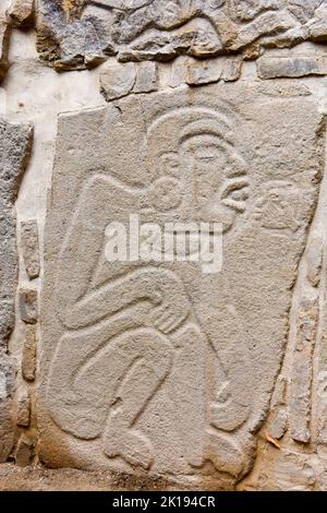 Das berühmte Los Danzantes, geschnitzte Steinmonumente neben Gebäude L, archäologische Stätte von Monte Alban, Ruinen der Zapotec-Zivilisation, Oaxaca, Mexiko Stockfoto