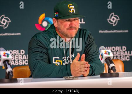 Regensburg, Bayern, Deutschland. 16. September 2022. Südafrika-Manager ANDREW BERGLUND spricht mit den Medien nach dem Verlust an Spanien in der WM-Qualifikation in Regensburg. (Bild: © Kai Dambach/ZUMA Press Wire) Bild: ZUMA Press, Inc./Alamy Live News Stockfoto