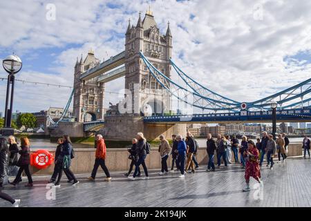 London, Großbritannien. 16. September 2022. Trauernde warten neben der Tower Bridge. Die Schlange für das im Zustand liegende von Königin Elizabeth II. Erstreckt sich über mehrere Meilen, während Trauernde stundenlang warten, um den Sarg der Königin zu sehen. Der Sarg wurde in der Westminster Hall im Palace of Westminster platziert, wo sie bis zu ihrer Beerdigung am 19.. September bleiben wird. Kredit: ZUMA Press, Inc./Alamy Live Nachrichten Stockfoto