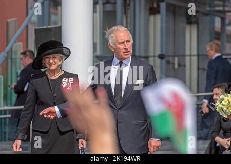 Cardiff, Großbritannien. 16. September 2022. König Charles III. Trifft die Öffentlichkeit, nachdem er heute Nachmittag das Senedd-Gebäude in Cardiff, Großbritannien, besucht hat. Der Besuch des britischen Königspaares in Wales ist der letzte Halt auf ihrer Tour durch die vier Hauptstädte, anlässlich der Thronbesteigung des Königs nach dem Tod seiner Mutter, Königin Elizabeth. Quelle: Phil Rees/Alamy Live News Stockfoto