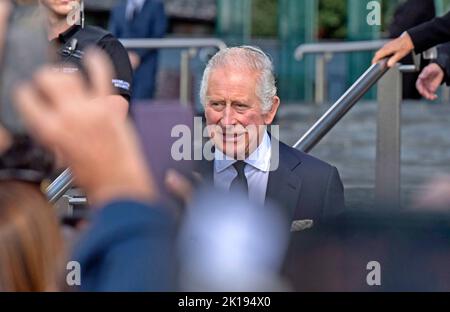 Cardiff, Großbritannien. 16. September 2022. König Charles III. Trifft die Öffentlichkeit, nachdem er heute Nachmittag das Senedd-Gebäude in Cardiff, Großbritannien, besucht hat. Der Besuch des britischen Königspaares in Wales ist der letzte Halt auf ihrer Tour durch die vier Hauptstädte, anlässlich der Thronbesteigung des Königs nach dem Tod seiner Mutter, Königin Elizabeth. Quelle: Phil Rees/Alamy Live News Stockfoto