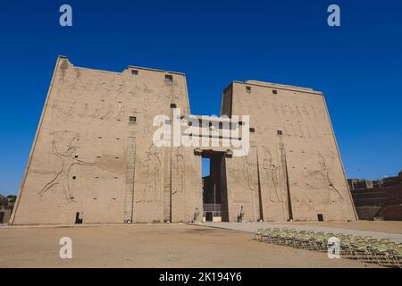 Blick auf den Haupteingang eines altägyptischen Edfu-Tempels, der den ersten Mast am Sonnentag in Ägypten zeigt Stockfoto