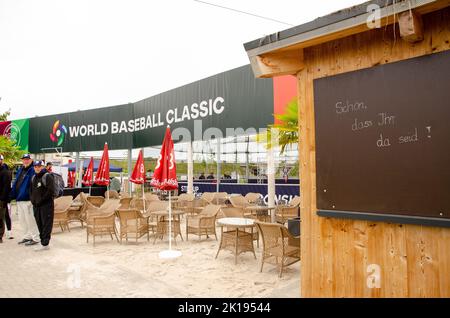 Regensburg, Bayern, Deutschland. 16. September 2022. Auf dem Schild an der Wand steht: 'Wunderbar, dass du hier bist!' Die Weltbaseball Classic Qualifikation fand in Regensburg im Armin Wolf Stadium statt. (Bild: © Kai Dambach/ZUMA Press Wire) Bild: ZUMA Press, Inc./Alamy Live News Stockfoto