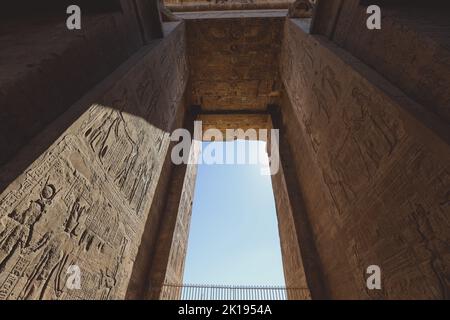 Blick auf den Haupteingang eines altägyptischen Edfu-Tempels, der den ersten Mast am Sonnentag in Ägypten zeigt Stockfoto