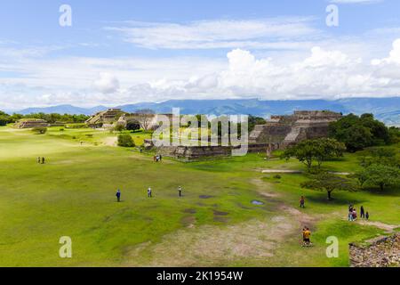 Gesamtansicht der berühmten archäologischen Stätte von Monte Alban neben Oaxaca de Juarez, Mexiko Stockfoto