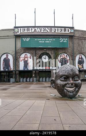 Jeld Wen Field auf SW Morrison, Heimat der Portland-Hölzer mit menschlicher Gesichtsmaske, Metallskulptur von Michael Stutz. Stockfoto