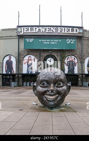 Jeld Wen Field auf SW Morrison, Heimat der Portland-Hölzer mit menschlicher Gesichtsmaske, Metallskulptur von Michael Stutz. Stockfoto