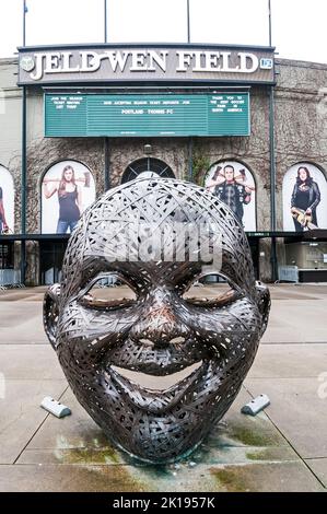 Jeld Wen Field auf SW Morrison, Heimat der Portland-Hölzer mit menschlicher Gesichtsmaske, Metallskulptur von Michael Stutz. Stockfoto