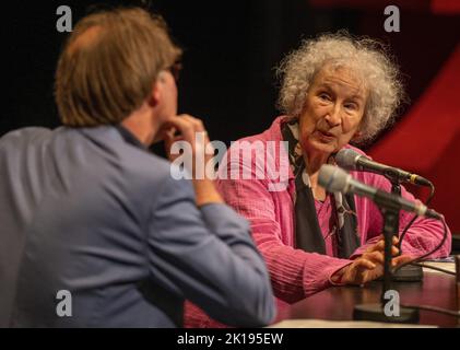 Berlin, Deutschland. 16. September 2022. Die Autorin Margaret Atwood und der Schriftsteller Jan Wagner sprechen während einer Lesung bei den Internationalen Literaturfestspielen Berlin 22.. Quelle: Monika Skolimowska/dpa/Alamy Live News Stockfoto