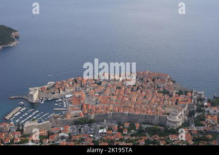 Costa de Dubrovnik y ciudad en el mar Adriatico Stockfoto