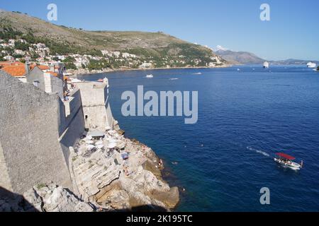 Costa de Dubrovnik y ciudad en el mar Adriatico Stockfoto