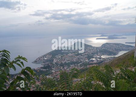 Costa de Dubrovnik y ciudad en el mar Adriatico Stockfoto