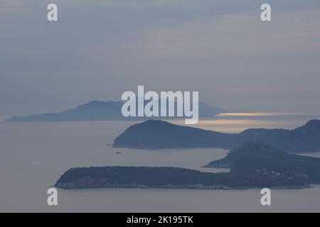 Costa de Dubrovnik y ciudad en el mar Adriatico Stockfoto