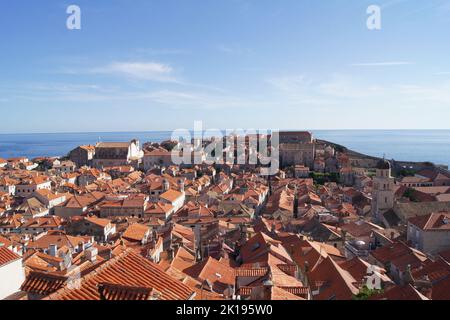 Costa de Dubrovnik y ciudad en el mar Adriatico Stockfoto