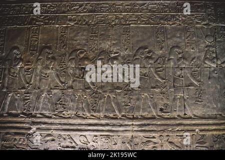 Bild einer altägyptischen Zeichnung an den Wänden des Tempels von Edfu, Ägypten Stockfoto