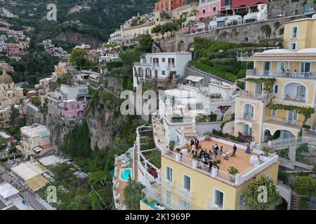 Ein Dorf am Rande der Klippen von Positano an der Amalfiküste Süditaliens. Stockfoto