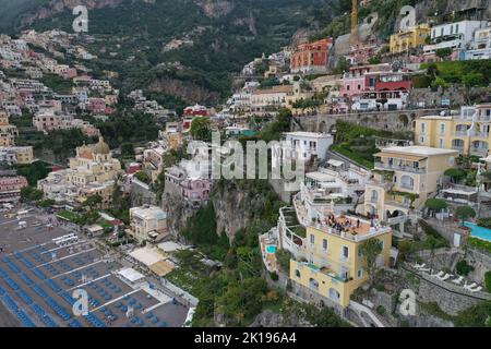 Ein Dorf am Rande der Klippen von Positano an der Amalfiküste Süditaliens. Stockfoto