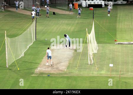 Pakistan. 16. September 2022. England Cricket Team Spieler wärmen sich auf und verbessern ihre Crickettechniken während des Netzübungsspiels für die kommende Pakistan gegen England T20 International Series, im Nationalstadion in Karachi am Freitag, den 16. September 2022. England Cricket-Kader traf in Karachi auf ihrer ersten Tour durch Pakistan seit 17 Jahren. England spielte zuletzt 2005 in Pakistan und sollte letztes Jahr einen Besuch abstatten, bis es kurzfristig auszog, nachdem Neuseeland ebenfalls eine Tour unter Berufung auf Sicherheitsbedenken abgesagt hatte. Kredit: Asianet-Pakistan/Alamy Live Nachrichten Stockfoto