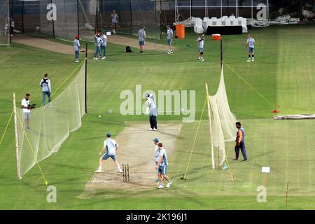 Pakistan. 16. September 2022. England Cricket Team Spieler wärmen sich auf und verbessern ihre Crickettechniken während des Netzübungsspiels für die kommende Pakistan gegen England T20 International Series, im Nationalstadion in Karachi am Freitag, den 16. September 2022. England Cricket-Kader traf in Karachi auf ihrer ersten Tour durch Pakistan seit 17 Jahren. England spielte zuletzt 2005 in Pakistan und sollte letztes Jahr einen Besuch abstatten, bis es kurzfristig auszog, nachdem Neuseeland ebenfalls eine Tour unter Berufung auf Sicherheitsbedenken abgesagt hatte. Kredit: Asianet-Pakistan/Alamy Live Nachrichten Stockfoto