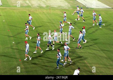 Pakistan. 16. September 2022. England Cricket Team Spieler wärmen sich auf und verbessern ihre Crickettechniken während des Netzübungsspiels für die kommende Pakistan gegen England T20 International Series, im Nationalstadion in Karachi am Freitag, den 16. September 2022. England Cricket-Kader traf in Karachi auf ihrer ersten Tour durch Pakistan seit 17 Jahren. England spielte zuletzt 2005 in Pakistan und sollte letztes Jahr einen Besuch abstatten, bis es kurzfristig auszog, nachdem Neuseeland ebenfalls eine Tour unter Berufung auf Sicherheitsbedenken abgesagt hatte. Kredit: Asianet-Pakistan/Alamy Live Nachrichten Stockfoto