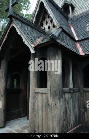 Skandinavische Stav-Kirche am bedeckten Tag Stockfoto