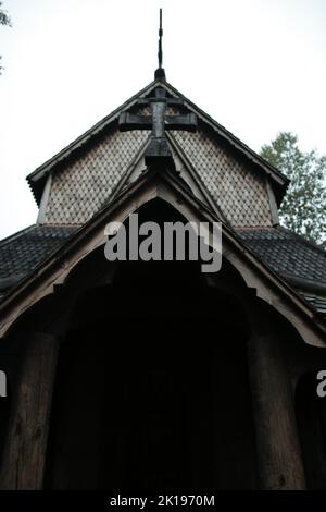 Skandinavische Stav-Kirche am bedeckten Tag Stockfoto