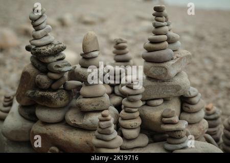 Cairn Felsen auf einem Kieselstrand in der Nähe von Wasser Stockfoto