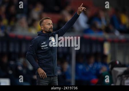 Braunschweig, Deutschland. 16. September 2022. Fußball: 2. Bundesliga, Eintracht Braunschweig - Karlsruher SC, Matchday 9, Eintracht-Stadion. Braunschweiger Trainer Michael Schiele zeigt Gesten. Quelle: Swen Pförtner/dpa - WICHTIGER HINWEIS: Gemäß den Anforderungen der DFL Deutsche Fußball Liga und des DFB Deutscher Fußball-Bund ist es untersagt, im Stadion und/oder vom Spiel aufgenommene Fotos in Form von Sequenzbildern und/oder videoähnlichen Fotoserien zu verwenden oder zu verwenden./dpa/Alamy Live News Stockfoto