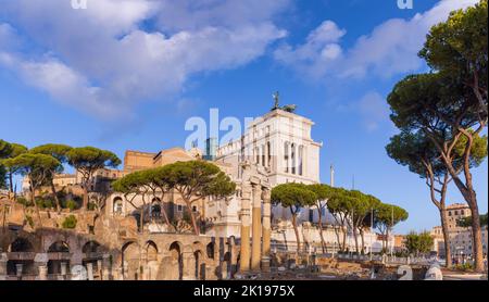 Stadtansicht von Forum Romanum und Altare della Patria im historischen Zentrum des antiken Roms. Stockfoto