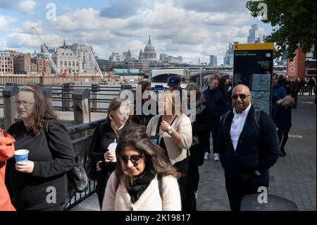 In der Nähe der Blackfriars Bridge wartet eine Schlange darauf, dass Queen Elizabeth 11 in der Westminster Hall, London, im Zustand liegt. Stockfoto