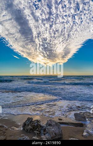 Sonnenuntergang über dem Meer mit den Wolken am Himmel. Korfu, Griechenland Stockfoto