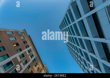 Stadtwohnungen und -Wohnungen mit moderner Architektur in Austin, Texas. Blick auf Wohnungen und Gebäude in einem Wohngebiet mit wolkenlosen Stockfoto