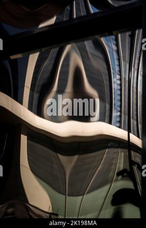 Reflexionen in einem Glasgebäude, London, England, Großbritannien Stockfoto