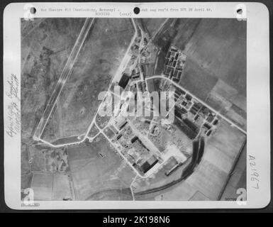 MARIENBURG ZUGABE (NACH DEM BOMBENANGRIFF): Obwohl auf diesem Foto, das als Boeing B-17 Flying Fortresses der 8. AAF am 9.. April 1944 auf sie zukam, viele Bombenkrater des vorherigen Angriffs zu sehen sind, zeigten die Nazis erneut, dass sie wieder aufbauen können Stockfoto