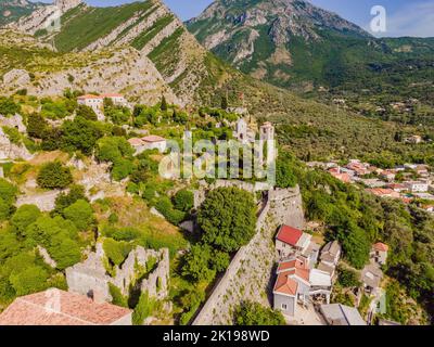 Altstadt. Sonniger Blick auf die Ruinen der Zitadelle in Stari Bar Stadt in der Nähe von Bar Stadt, Montenegro. Drohnenansicht Porträt eines verärgerten Mädchens, das in einem Café sitzt Stockfoto