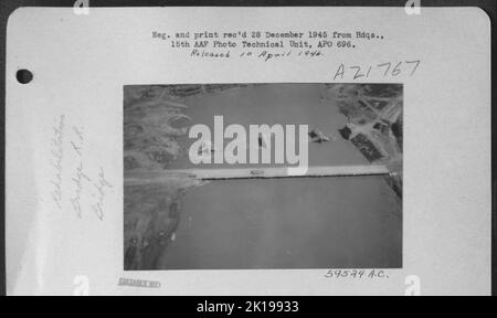 Die Eisenbahnbrücke und die Autobahnbrücke in Konz-Karthus, Deutschland, die sich beide über den Saar-Fluss an der Kreuzung mit der Mosel erstrecken, wurden durch die konzentrierten 9. Aaf-Angriffe vollständig zerstört. Stockfoto