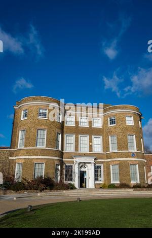 Hauptfassade der William Morris Gallery, einem georgianischen Haus, das die Arbeit des Arts and Crafts-Designers Walthamstow, London, England, Großbritannien, feiert Stockfoto