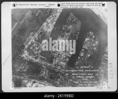 Ölraffinerien der (A) Rhenania-Ossag Mineralolwerke AG und (B) Ebano Asphalt Werke AG, Hamburg, Deutschland, nach 8. Luftwaffenangriff am 20. Juni 1944. Stockfoto