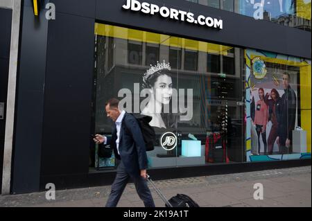 Am 14.. September, fünf Tage nach dem Tod von Queen Elizabeth 11, zollen die Geschäfte der Oxford Street Tribut, Stockfoto