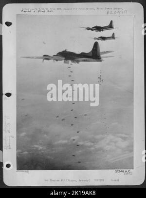 Mit Bomb Bay Doors Open schickt die erste einer großen Formation von Boeing B-17 Flying Fortresses ihre Bomben stürzend erdwärts auf Bahnanlagen in Bingen, Deutschland, als Heavy Bombers of US 8. Air Force Press Home ihren Angriff vom 29. Dezember 1944. Stockfoto