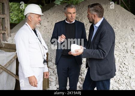 15. September 2022, Sachsen, Seilitz: Der sächsische Wirtschaftsminister Martin Durig (SPD, r) steht neben Andreas Kawka (l.), Steiger, und Tillmann Blaschke, Geschäftsführer der Porzellanmanufaktur, mit einem Stück Kaolin im Rahmen einer „Rohstofftour“ im Weißerdwerk Seilitz. Im Weißerdwerk wird seit 1764 ununterbrochen Kaolin für die Porzellanmanufaktur Meißen abgebaut. Foto: Sebastian Kahnert/dpa Stockfoto