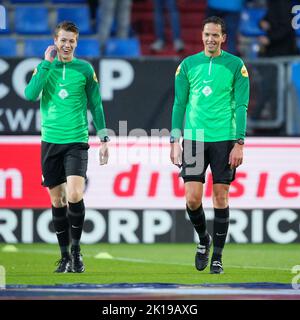 TILBURG, NIEDERLANDE - 16. SEPTEMBER: Schiedsrichter-Assistent Robert Kunst, Schiedsrichter Richard Martens während des niederländischen Keukenkampioendivisie-Spiels zwischen Willem II und Jong AZ am 16. September 2022 im Koning Willem II Stadion in Tilburg, Niederlande (Foto: Pieter van der Woude/Orange Picics) Quelle: Orange Pics BV/Alamy Live News Stockfoto